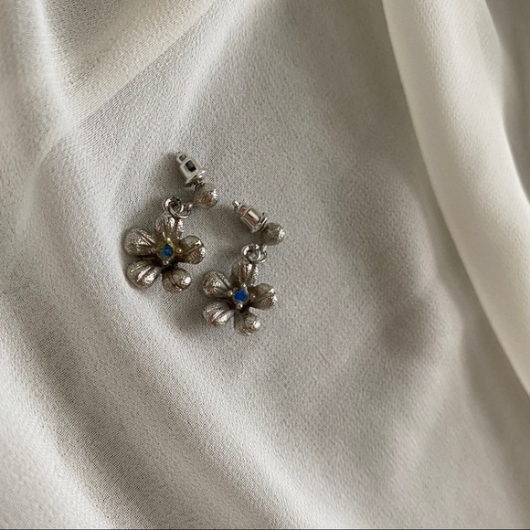 VTG Silver Flower Blue Center Dangle Earrings - Picture 4 of 6